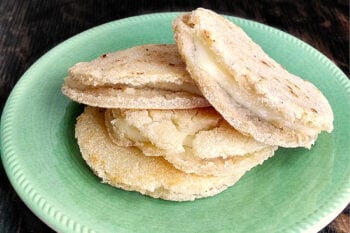Golden and cheesy, arepas de queso are a true regional Colombian favorite. Enjoy the melt-in-your-mouth taste that brings tradition to your table. #Arepas #CheeseLovers #ComfortFood #ArepasDeQuesoDelight #ColombianCuisine #LatinFoodLovers #CheesyGoodness #FoodieFinds #ArepasDeQueso #ColombianFood #RegionalFavorites #SouthAmericanEats #CheeseLoversUnite