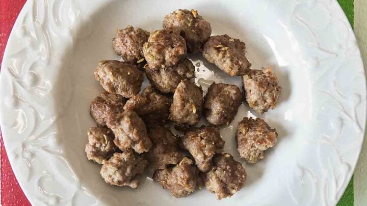 Use this tasty Homemade Pizza Sausage to give your pizzas the authentic flavor of a local pizza parlor or take-out joint.