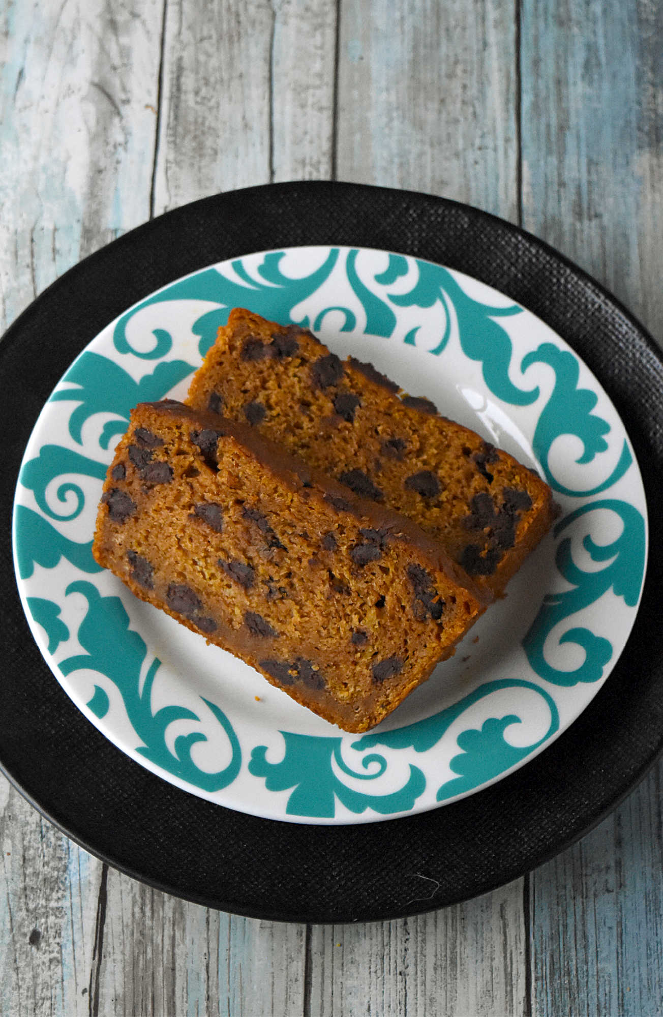 Soft pumpkin bread, melty chocolate chips, and a cozy gingerbread spice twist make this loaf feel like fall in every slice. Serve it with coffee, brunch, or a quiet afternoon treat.  #PumpkinBread #ChocolateChipBread #FallBaking #PumpkinRecipes #QuickBread #FallFlavors #CozyBakes #AutumnRecipes